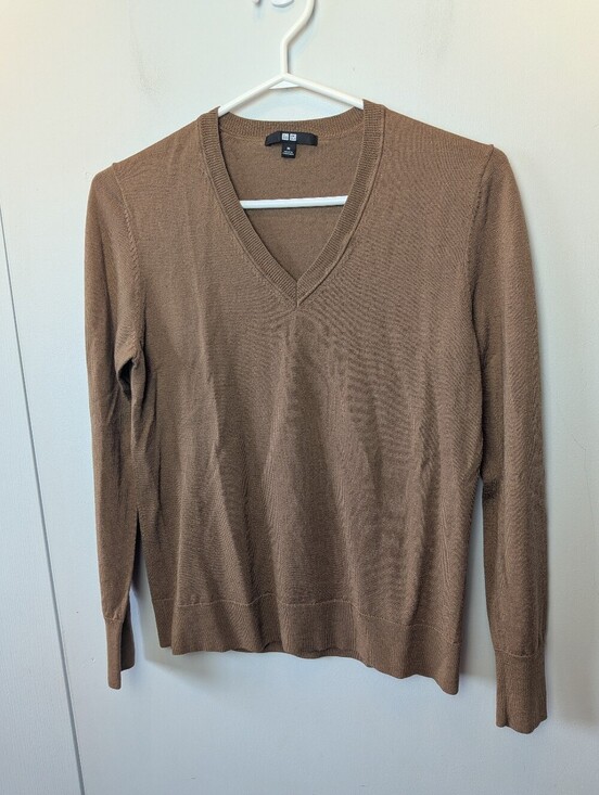 Uniqlo Sweaters - UNIQLO 100% Wool Women Sweater V Neck Brown Color Size Medium Classic Fit